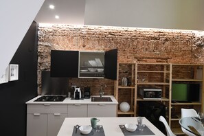 Kühlschrank, Mikrowelle, Herdplatte, Wasserkocher mit Kaffee-/Teezubehör