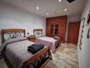 3 chambres, fer et planche à repasser, accès au Wi-Fi (inclus)