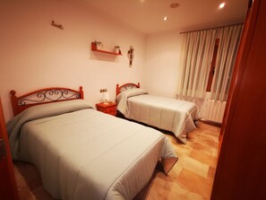 3 Schlafzimmer, BĂŒgeleisen/BĂŒgelbrett, kostenloses WLAN, BettwĂ€sche