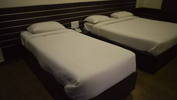 Executive Triple Room | Desk, bed sheets