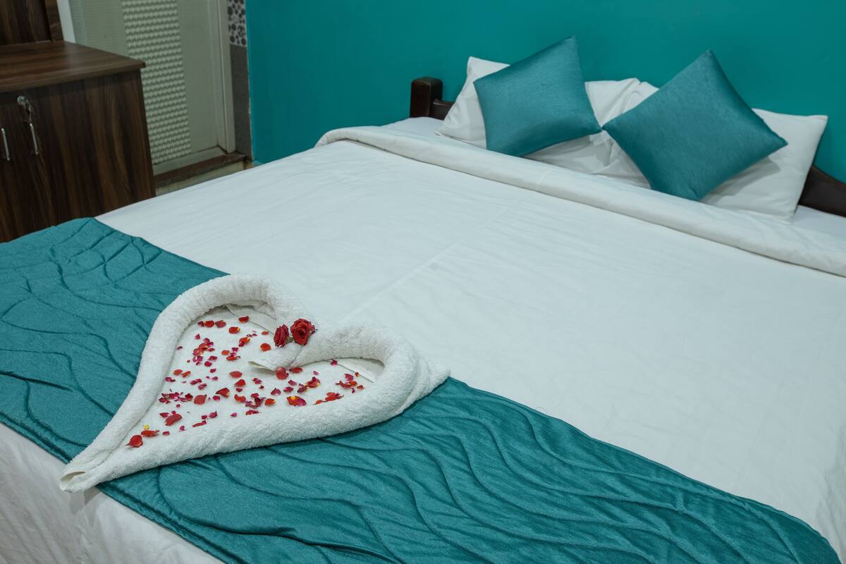 Executive Double Room | Desk, bed sheets