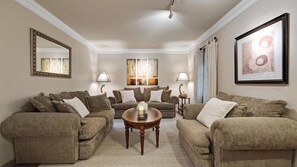 Una Smart TV, un reproductor estéreo, una pantalla de ordenador