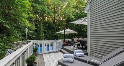 Private hidden gem walking distance to town, restaurants, and shopping!