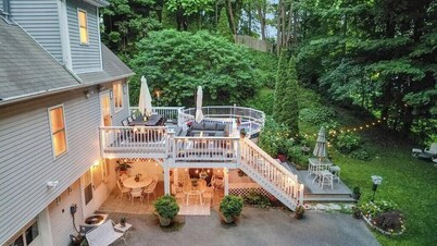 Private hidden gem walking distance to town, restaurants, and shopping!