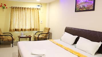 Executive Room | Desk, bed sheets
