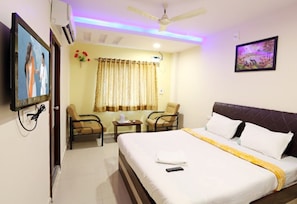 Executive Room | Desk, bed sheets