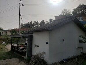 Exterior - Private house , spacious front yard, bbq grill (파주시)