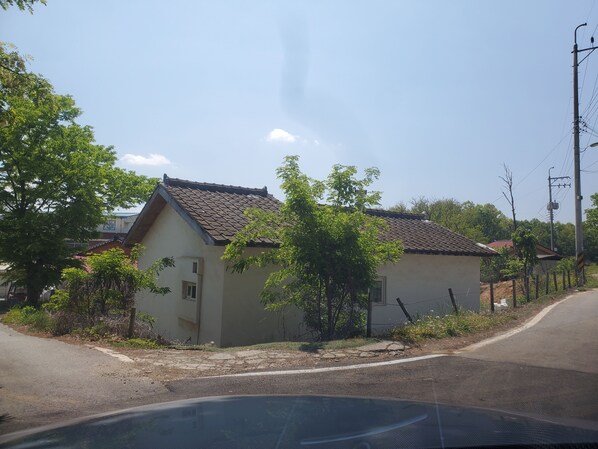 Exterior - Private house , spacious front yard, bbq grill (파주시)