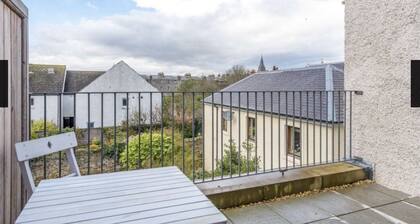 Bright Duplex Apartment in Centre of St. Andrews with roof top terrace