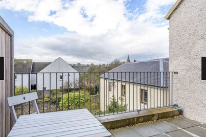 Bright Duplex Apartment in Centre of St. Andrews with roof top terrace