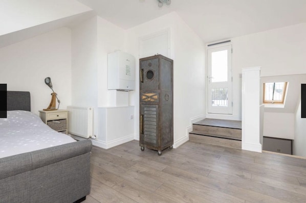 2 bedrooms, travel cot, free WiFi, bed sheets