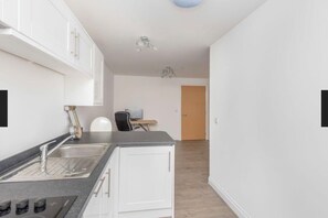 Kühlschrank, Ofen, Herdplatte, Geschirrspüler