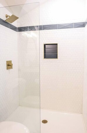 Douche, séchoir à cheveux, serviettes fournies