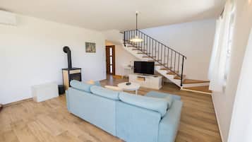 TV connectée, cheminée, baby-foot