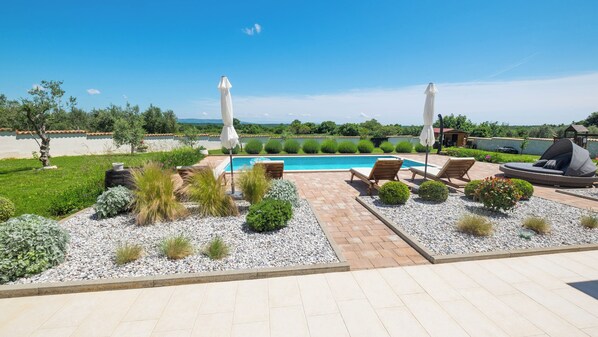 Outdoor pool - Anima Calma - family villa surrounded with vineyards and olive groves (Marcana)