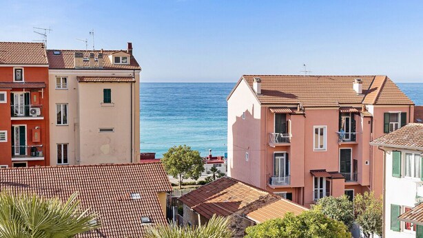 A coastal residential area with terracotta-tiled buildings, balconies, and a clear view of the sea. - Appartamento Vista Mare 100mq + Terrazzo 100mq + Balcone (Ospedaletti)