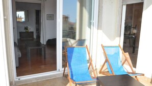 A balcony with two blue sun loungers and a small table. - Appartamento Vista Mare 100mq + Terrazzo 100mq + Balcone (Ospedaletti)
