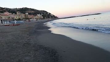 Una playa cerca, sillas reclinables de playa