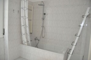 Combinazione doccia/vasca, asciugacapelli, bidet, asciugamani