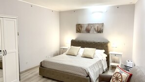 1 多间卧室、办公桌、熨斗/熨衣板、旅行婴儿床