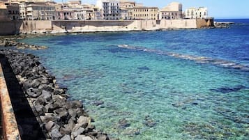 Una spiaggia nelle vicinanze