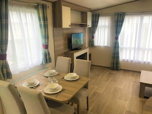 Mobil Karavan Premium | Area keluarga | TV