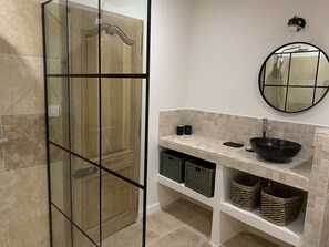 Bathtub, hair dryer, towels, soap - Stone farmhouse with large pool in Ménerbes, Luberon (Ménerbes)