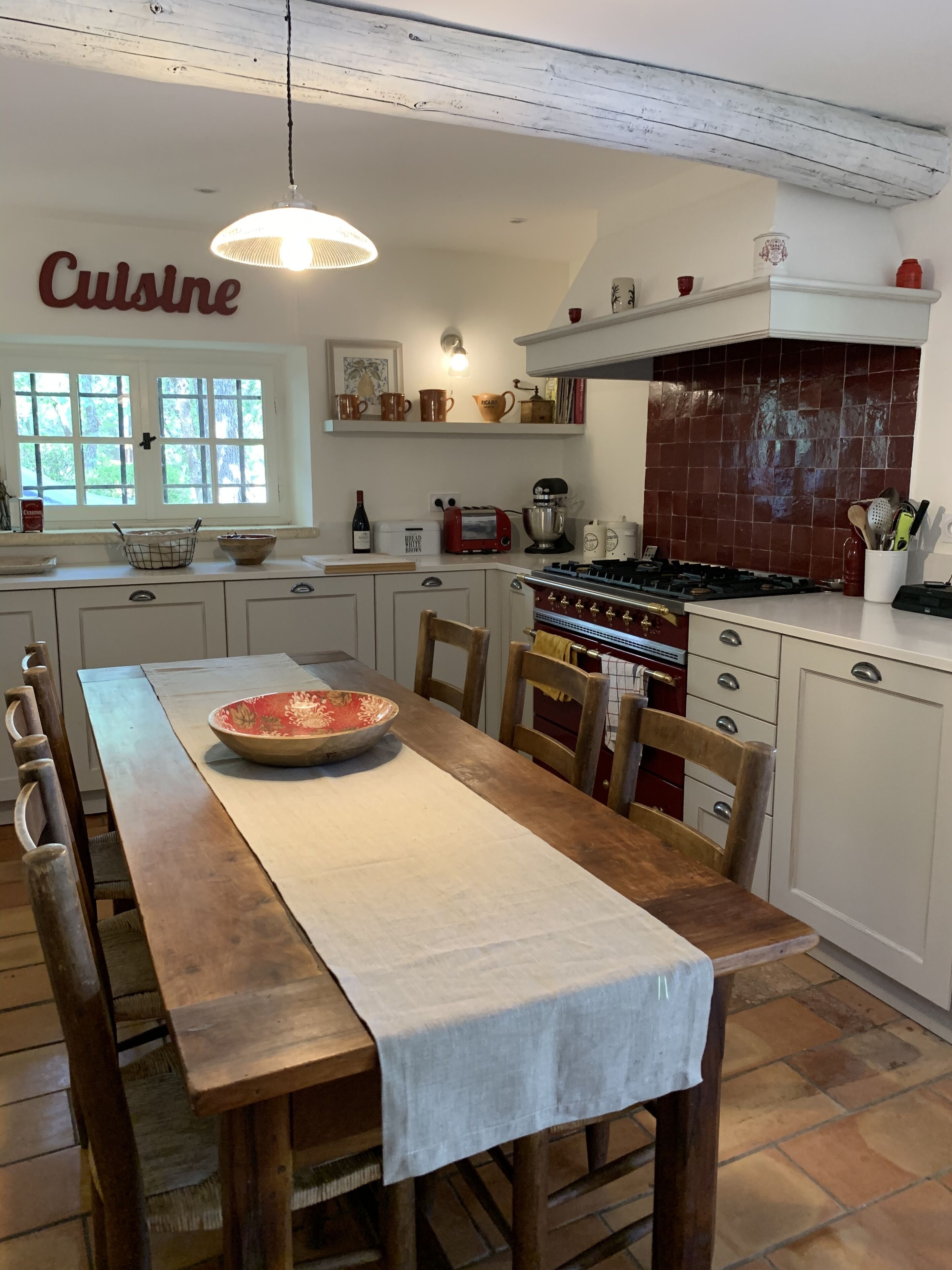 Coffee/tea maker, fridge, oven, stovetop
