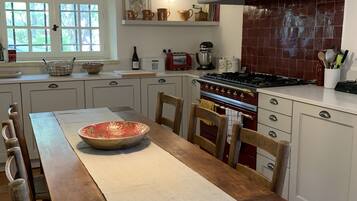 Coffee/tea maker, fridge, oven, stovetop