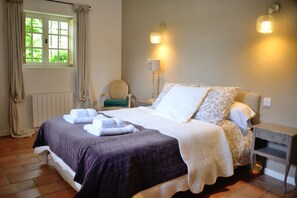 Una scrivania, ferro/asse da stiro, Wi-Fi, lenzuola