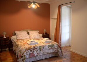 5 bedrooms, desk, iron/ironing board, free WiFi
