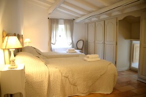 Desk, iron/ironing board, free WiFi, bed sheets - Stone farmhouse with large pool in Ménerbes, Luberon (Ménerbes)
