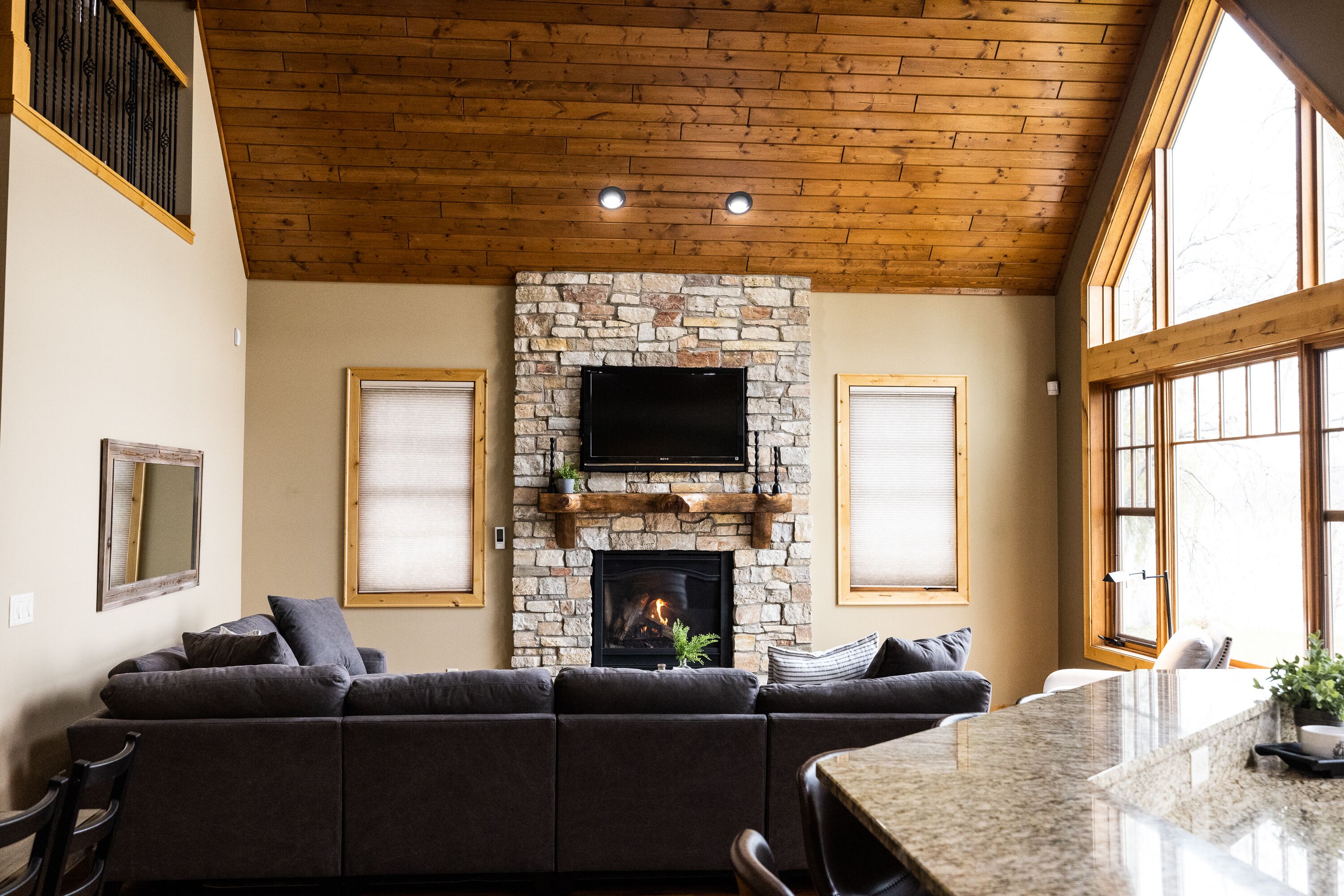 **NEW** Beautiful Lake House with Private Beach - Great for Families