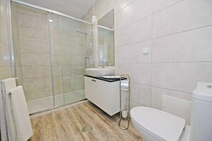 Douche, sèche-cheveux, serviettes fournies, savon