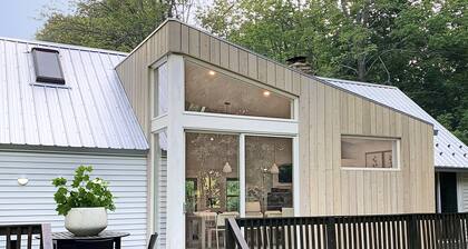 Contemporary Cottage less than an hour from NYC!