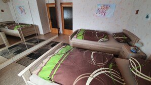 A bedroom with a bed, a nightstand, and a mirror. - Abgeschlossene Ferienwohnung (Altendiez)