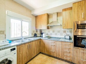 Een koelkast, een microgolfoven, een oven