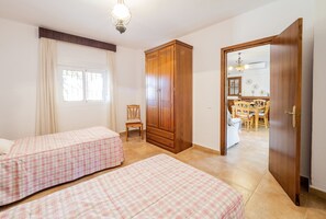 3 slaapkamers, een strijkplank/strijkijzer, gratis wifi, beddengoed