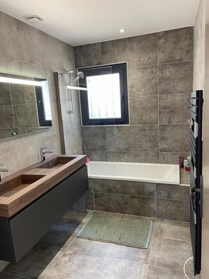 Tina, secadora de cabello, toallas, papel de baño 