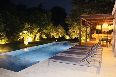 Maison avec piscine au coeur d'un magnifique jardin arboré à deux pas du centre