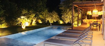 Maison avec piscine au coeur d'un magnifique jardin arboré à deux pas du centre