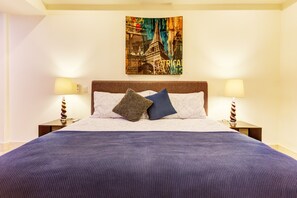 1 chambre, coffre-fort, bureau, fer et planche à repasser