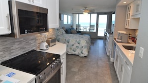 Una cocina compacta con electrodomésticos modernos, un comedor con vistas y una zona de estar acogedora.