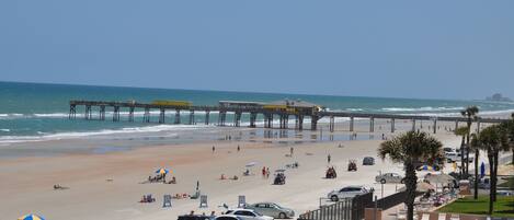 En la playa, camastros y toallas de playa