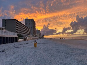På stranden, solstolar och strandhanddukar