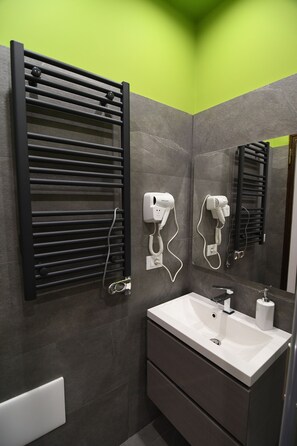 Dusche, Haartrockner, Seife, Toilettenpapier