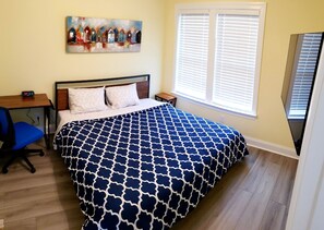 2 bedrooms, desk, iron/ironing board, free WiFi - Deer View Cottage on 16 Acres, King Size Bed, No Pet Fee (Grovetown)