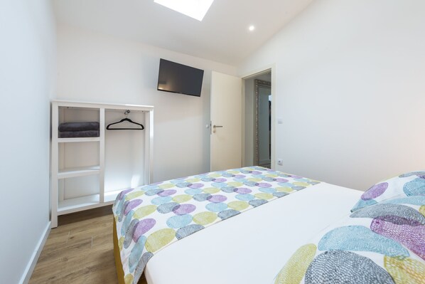 1 dormitorio, escritorio, tabla de planchar con plancha y cuna de viaje