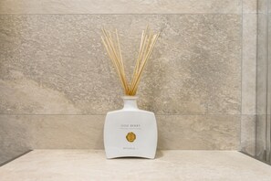 Regadera, secadora de cabello, toallas, jabón 