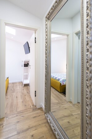 1 Schlafzimmer, Schreibtisch, BĂŒgeleisen/BĂŒgelbrett, Reisekinderbett